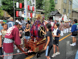 太鼓の山車は黒Ｔシャツの娘達が担当